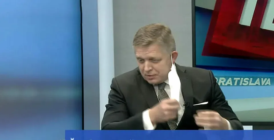 Read more about the article Škandál v priamom prenose! Fico s moderátorom zhodili respirátory