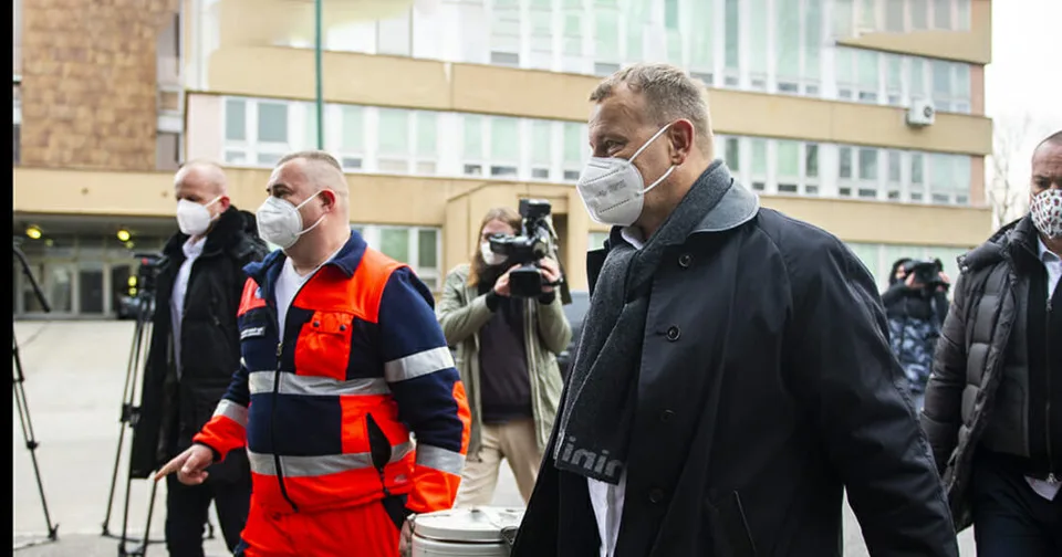 Read more about the article Kollár sa svojsky poďakoval záchranárom. Priniesol kapustnicu a prisľúbil im viac peňazí!