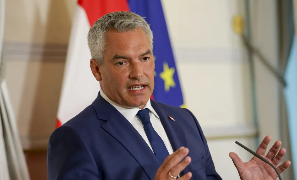 Read more about the article Politické otrasy v Rakúsku: Koaličné rokovania stroskotali, Nehammer odstúpi z postu kancelára aj predsedu strany