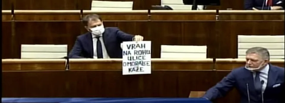 Read more about the article Chaos v parlamente. Matovič maľoval plagát, Kollár kričal na poslancov, smeráci burácali!