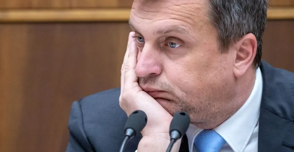 Read more about the article KOMENTÁR Nebolo by lepšie dať si zo dve po… a neobťažovať národ?