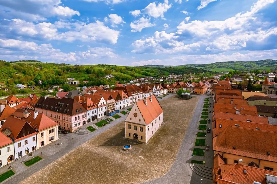 Read more about the article Okres Bardejov je od dnes v bordovej farbe