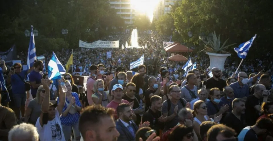 Read more about the article Protesty pred gréckymi nemocnicami: Až 10-tisíc zdravotníkov môže prísť o robotu, lebo nie sú očkovaní!