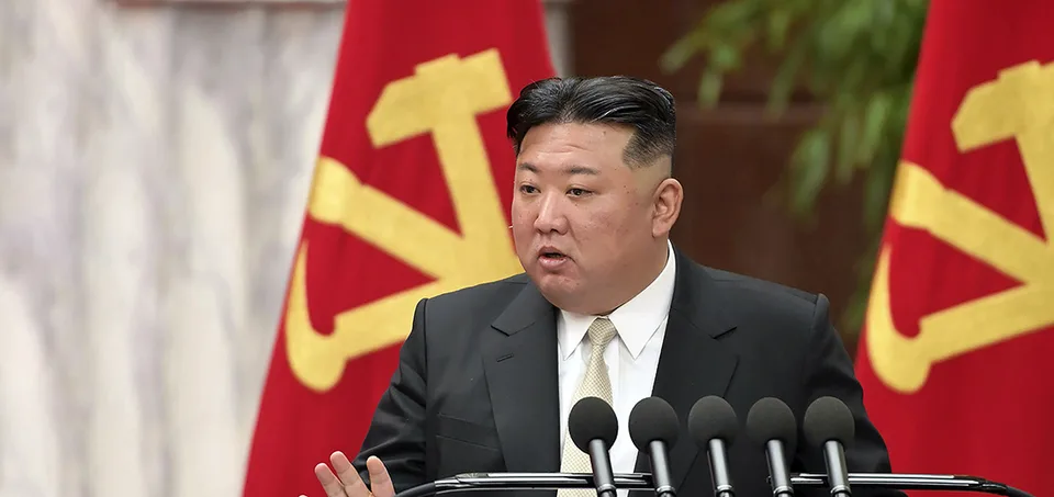 Read more about the article Severná Kórea pritvrdzuje: Kim ukázal obrovský raketomet na „špeciálny útok“