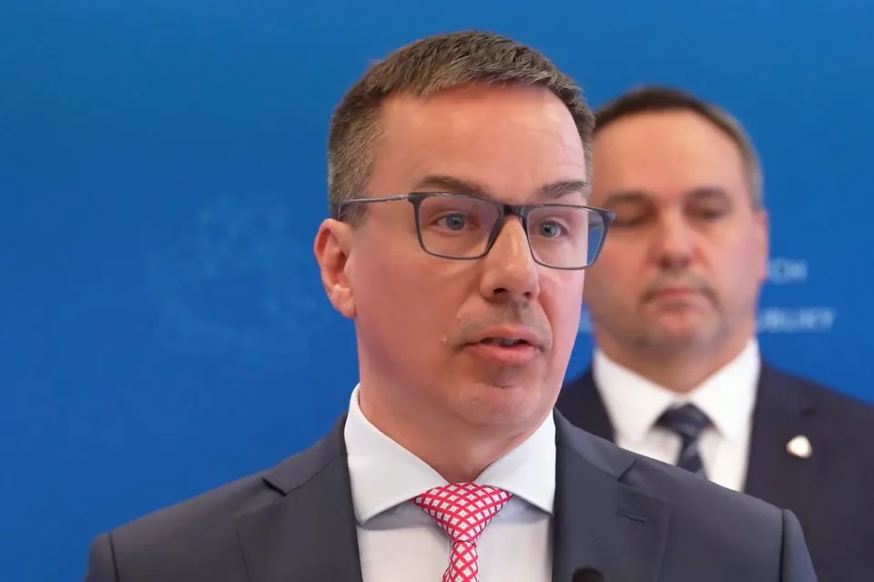 Read more about the article VIDEO Všetko o rodičovskom dôchodku: Matovič v reakcii na Tomášove vyjadrenia chce meniť ústavu