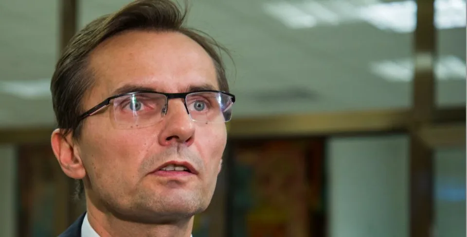 Read more about the article Galkove silácke reči naberajú na obrátkach! Pridal už aj vulgarizmy, síru pľuje všade naokolo