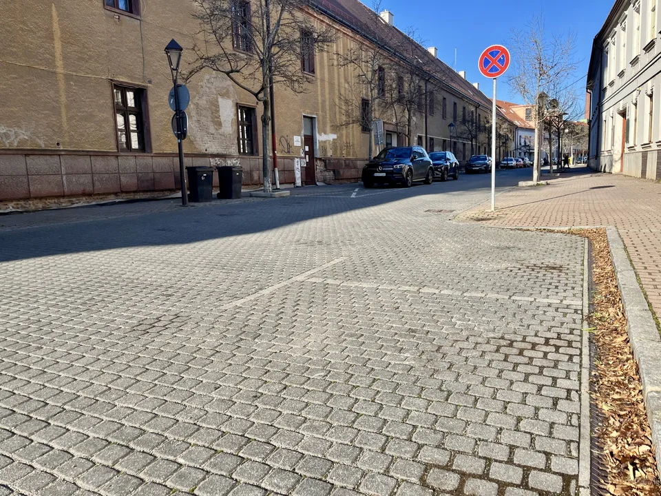 Read more about the article Zámková dlažba nie je parkovisko. Vodičov na Františkánskej mätie povrch chodníka