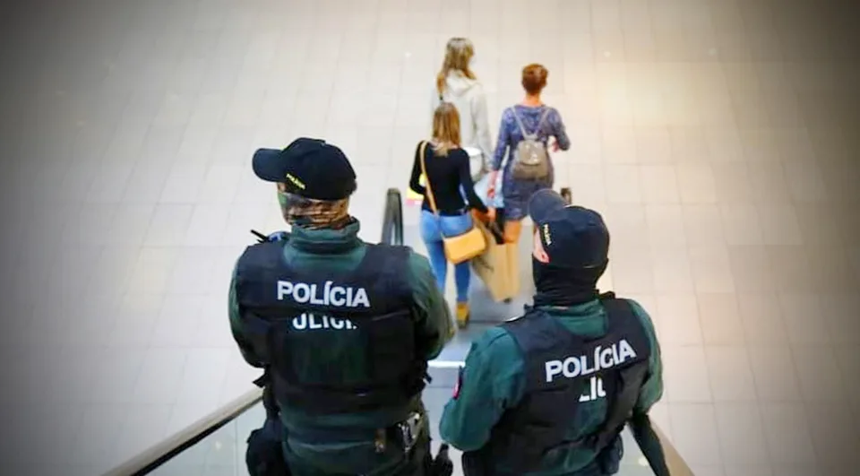 You are currently viewing Polícia pozná totožnosť dievčaťa s kvetinou! Svedok opísal jej arogantné správanie