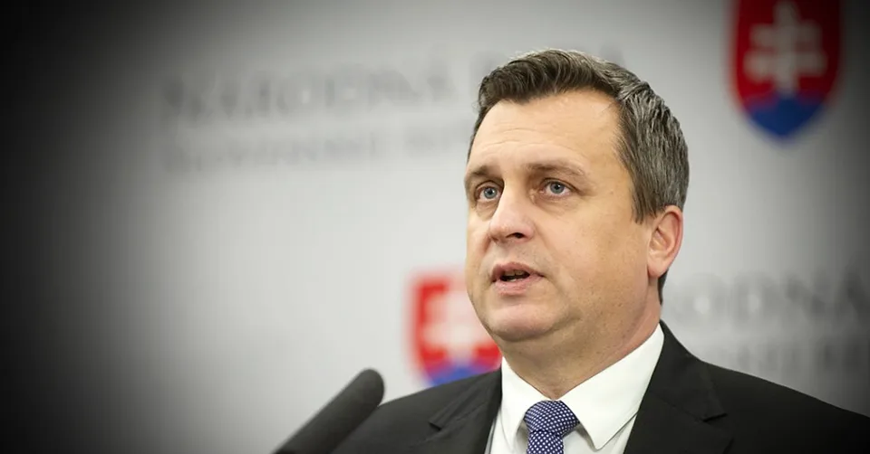 Read more about the article Danka rozzúril prieskum. Navážal sa do homosexuálov. Známy stylista ho zrušil na dve doby