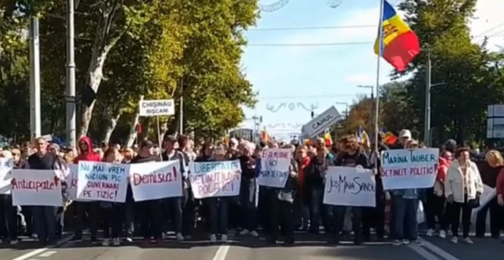 Pohľad na protestujúcich s protivládnymi transparentmi v metropole Moldavska.