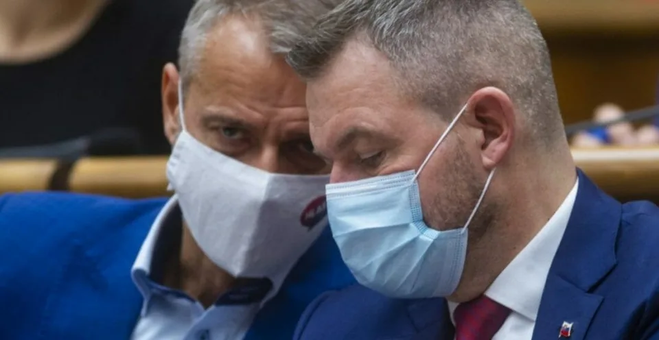 Read more about the article Súboj adventných vencov politikov! Čo ľudia vytýkali Rašiho sviečkam?