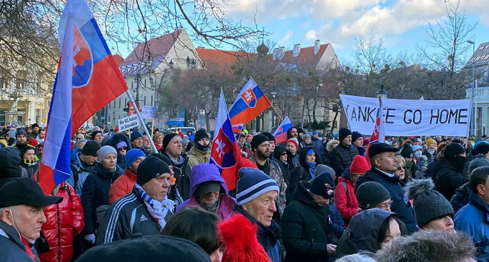 Read more about the article VIDEO Protest pred americkou ambasádou. Stovky ľudí kričalo: Nechceme tu jadrové zbrane!