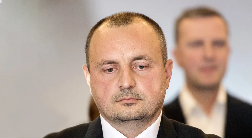 Read more about the article Len aby sa to nezamietlo pod koberec: Budú mať politici hmotnú zodpovednosť?