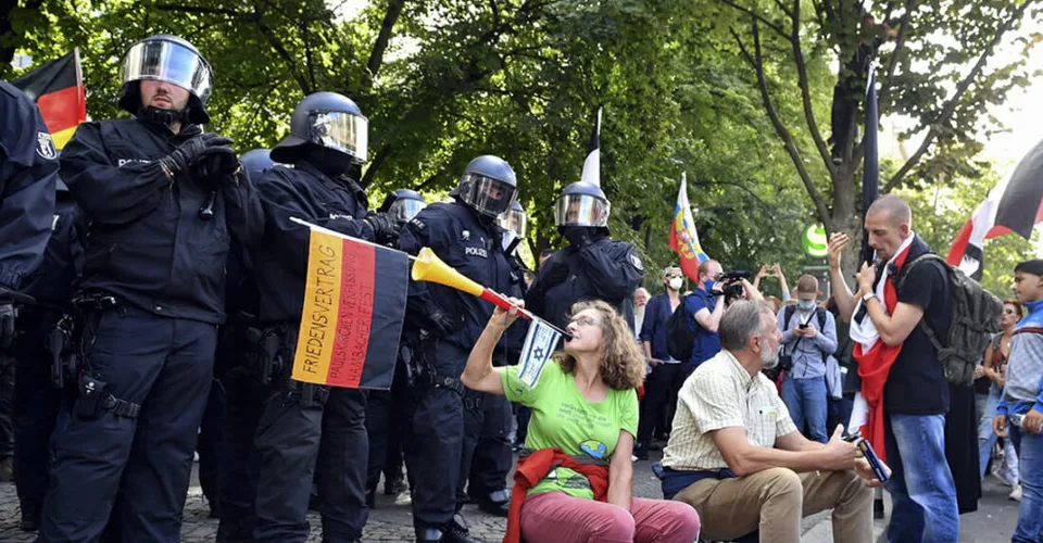 Read more about the article V Nemecku bolo rušno: Na protestoch proti pandemickým opatreniam došlo k potýčkam s políciou
