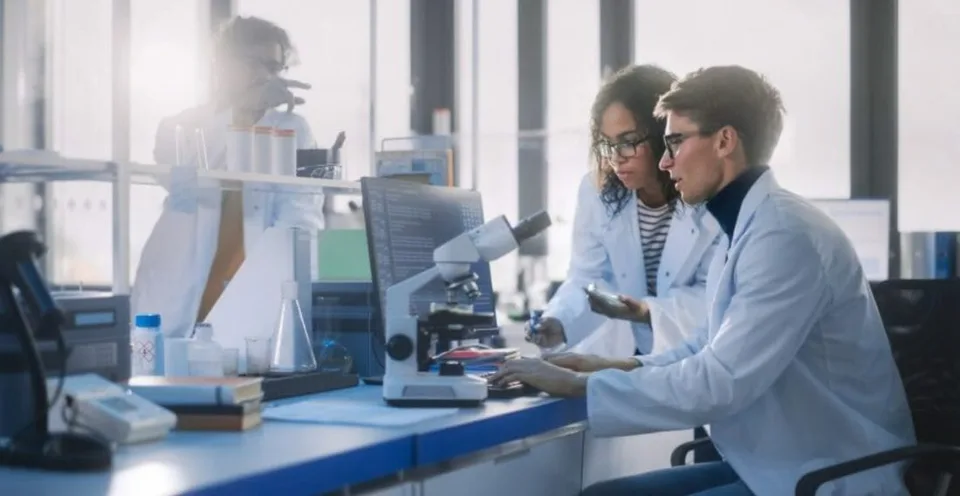 Read more about the article Chemikálie, ktoré sa nerozkladajú, budú zakázané: Nové pravidlá EÚ pre kozmetiku, textil a kuchynské výrobky