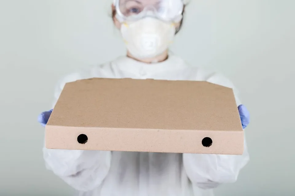 Read more about the article Briti chcú motivovať mládež na očkovanie zľavami či pizzou