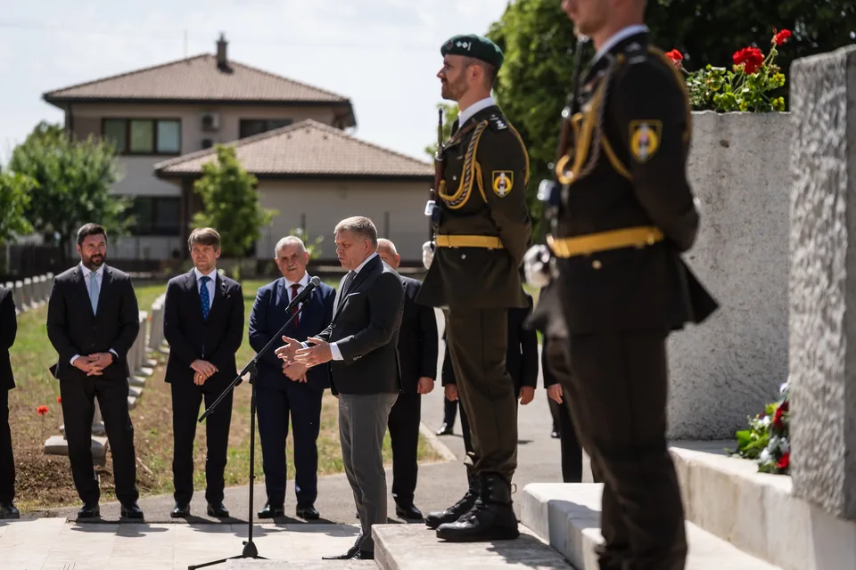 Read more about the article Pamätníky majú byť otvoreným priestorom pre život, vyhlásil premiér Fico
