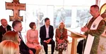 Jill Bidenová, Eduard Heger, jeho manželka Lucia a Roman Mikulec počas omše v improvizovanej kaplnke na hraničnom priechode s Ukrajinou.