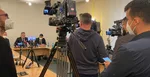 Robert Fico s advokátmi počas tlačovky.