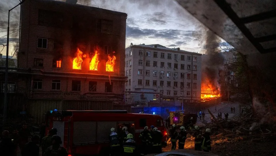 Read more about the article Vážna situácia v Severodonecku: Ruské ostreľovanie továrne spôsobilo únik oleja a požiar!