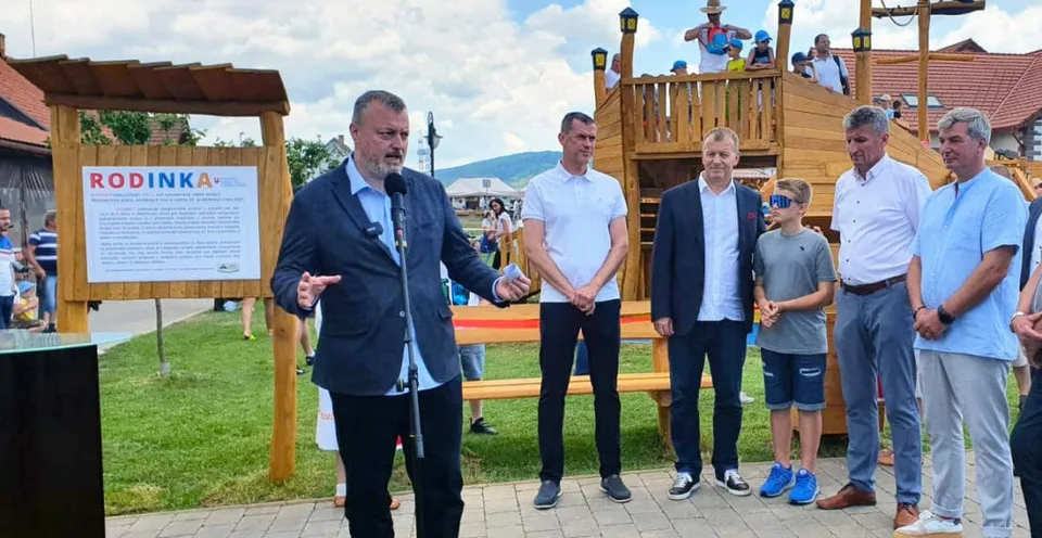 Read more about the article FOTO Sme rodina vo Vígľaši: Krajniak s Kollárom otvorili Rodinku pre deti!
